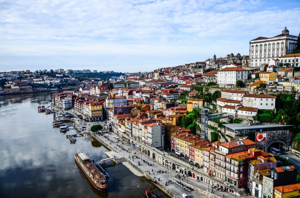 Von Porto nach Lissabon Malerische Fahrt zwischen Porto und dem romantischen Lissabon